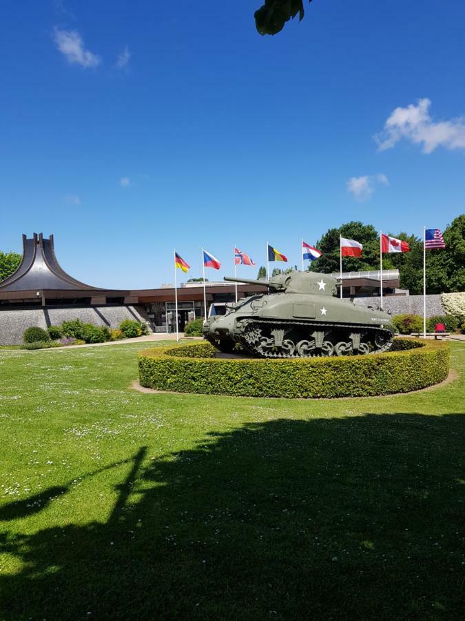 Sherman & Willy Jeep - 2 Maisons De Vacances, 4Min A Pied De La Plage - Parking Prive - Wifi Gratuit - Terrasse - Calme Saint-Côme-de-Fresné Buitenkant foto
